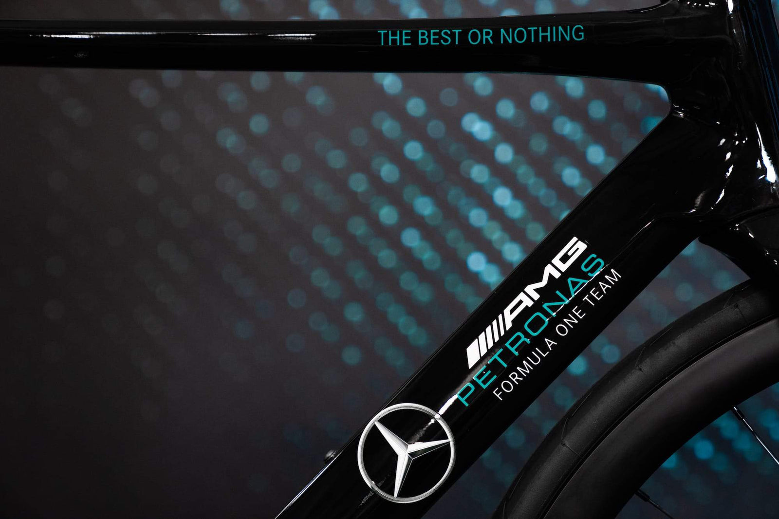 Mercedes-AMG PETRONAS F1® Equipo V12 Edición de carretera